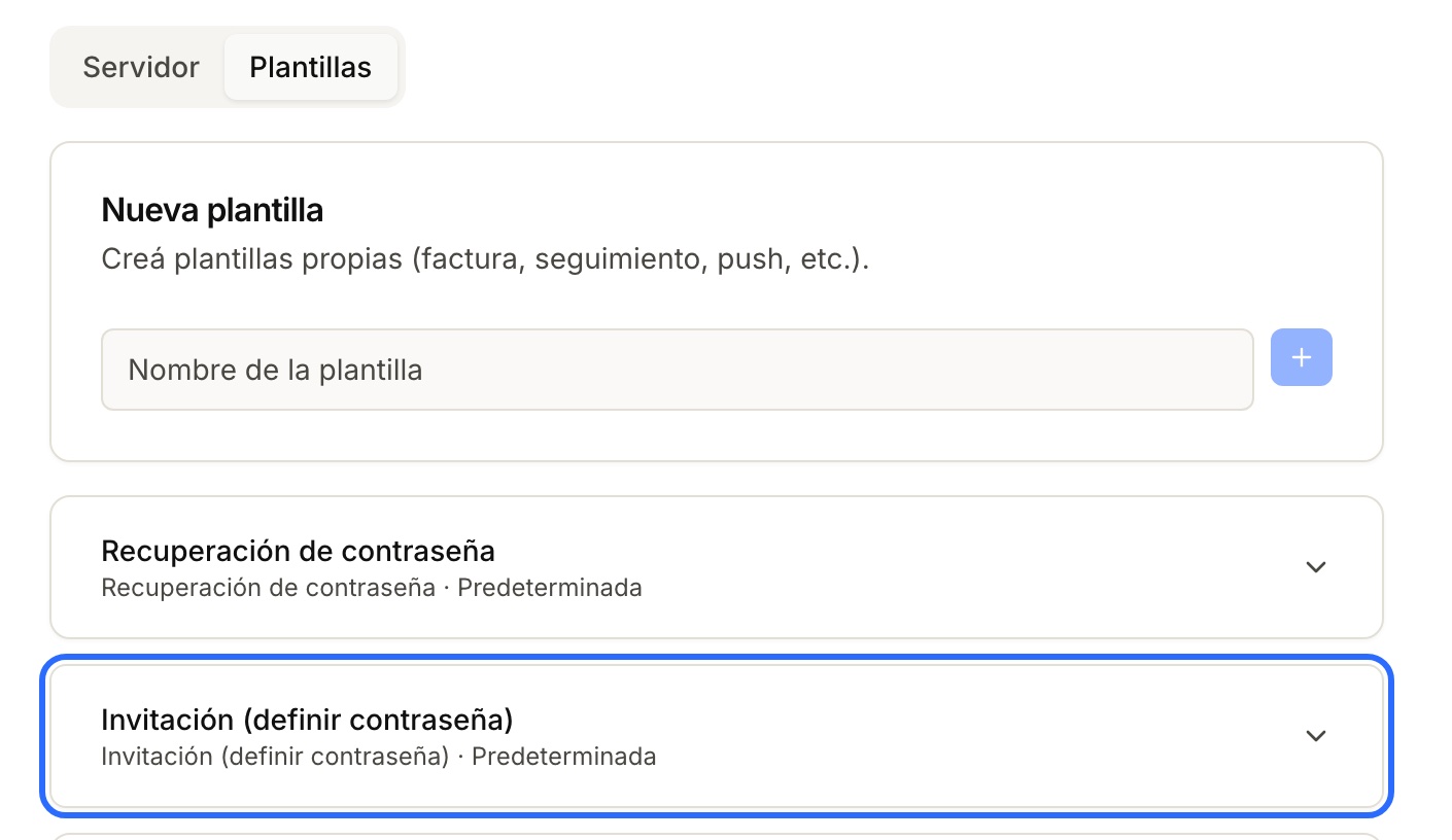 Settings → Email, Plantillas tab: the list of templates with “Invitación (definir contraseña)” highlighted